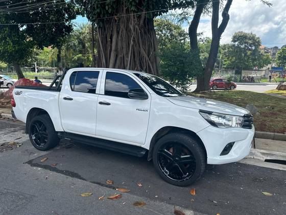 TOYOTA HILUX 2.8 STD 4X4 CD 16V DIESEL 4P MANUAL